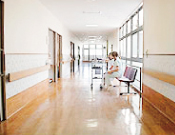 廊下は、患者様の快適な移動とスタッフの作業性を重視して、広々とした空間を確保しています。